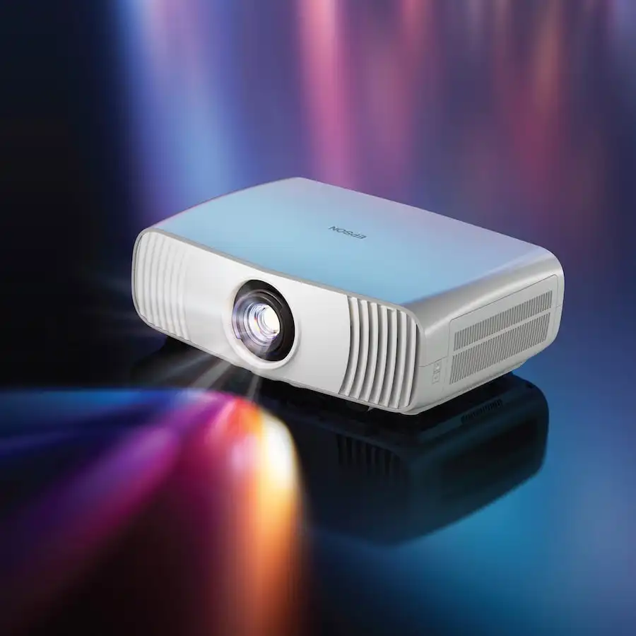 LS5000 به لنز Epson Cinema Lens مجهز شده