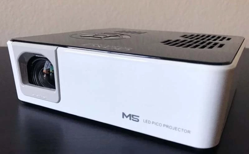 بررسی ویدئو پروژکتور جیبی آکسا AAXA M5