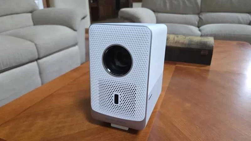 بررسی ویدئو پروژکتور هوشمند Aurzen Eazze D1R Cube Roku TV