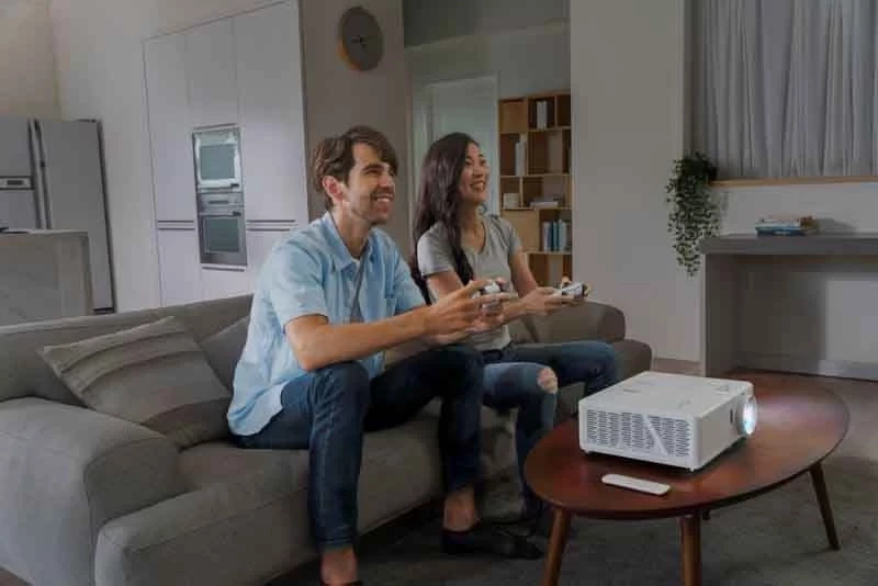 بررسی ویدئو پروژکتور لیزری مخصوص بازی اپتما Optoma UHZ50