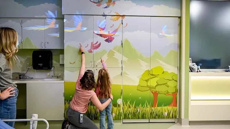 ویدئو پروژکتورهای اپسون در کلینیک کودکان محیط‌های فراگیر ایجاد می‌کنند