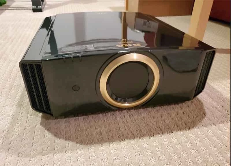 بررسی ویدئو پروژکتور جی وی سی مدل JVC DLA-RS520