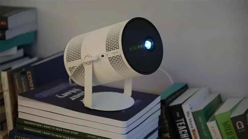 سامسونگ فری‌استایل پلاس +Samsung Freestyle در مقایسه با مدل‌های قبلی، روشنایی بالاتر و هوشمندی بیشتری ارائه می‌دهد.