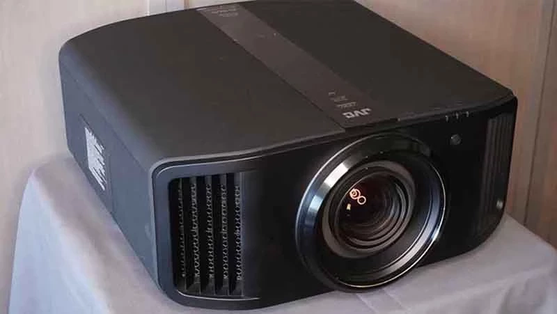 نقد و بررسی ویدئو پروژکتور ۴K جی‌وی‌سی مدل JVC DLA-RS3000