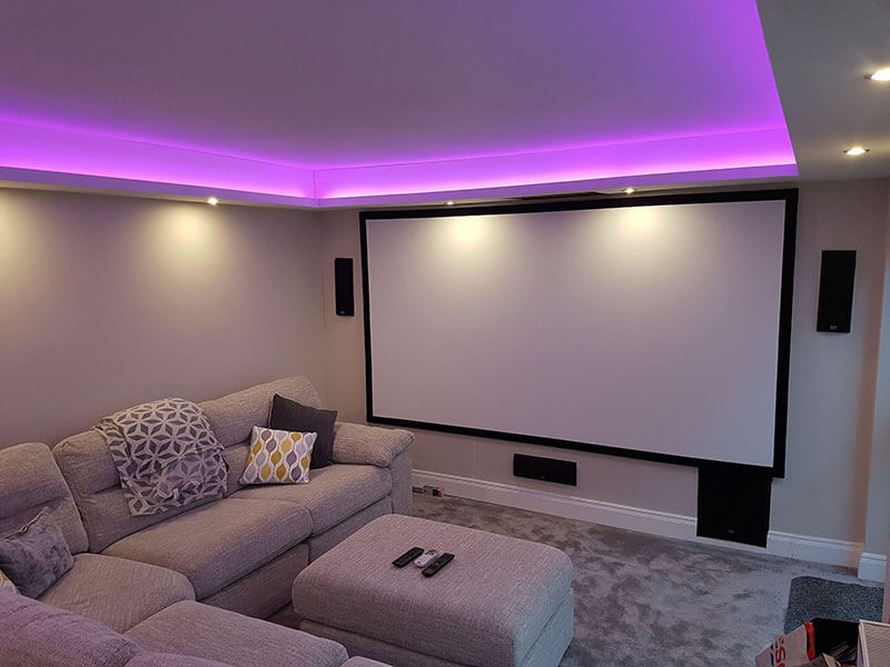 تصویر فضای اتاق با پروژکتور و صفحه نمایش