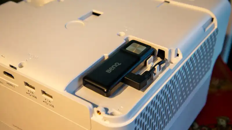 ویدئو پروژکتور غیراندرویدی + دانگل؛ انعطافپذیری هوشمندانه