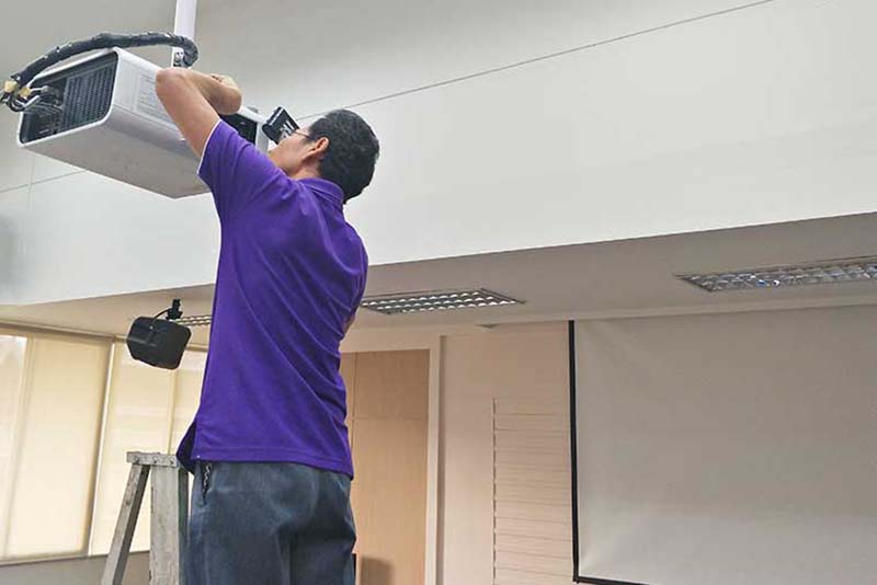 Projector-installation