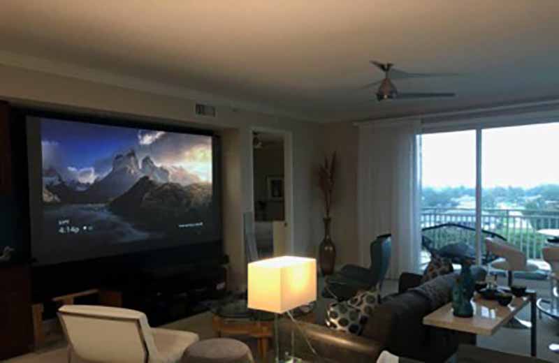 Optoma-CinemaX-P1_LivingRoom-afternoon-gray_lights-on