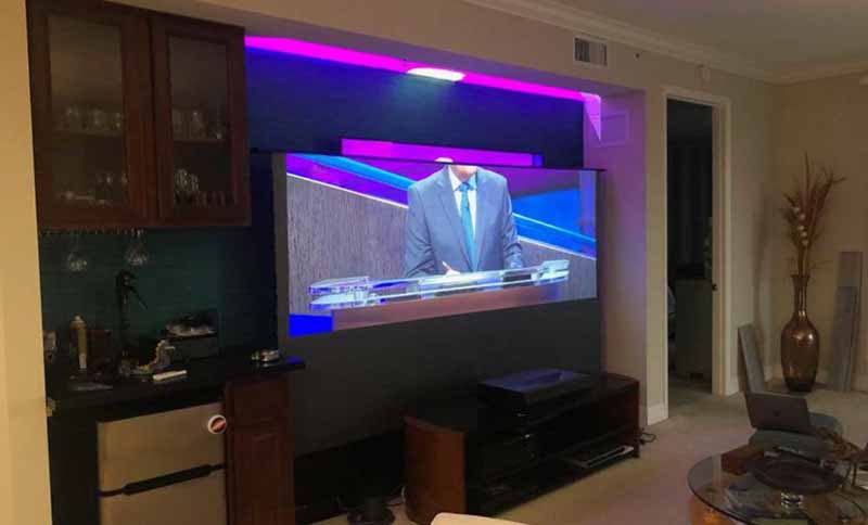 Optoma-CinemaX-P1_LivingRoom-lights_darker-gray-outside_very-good