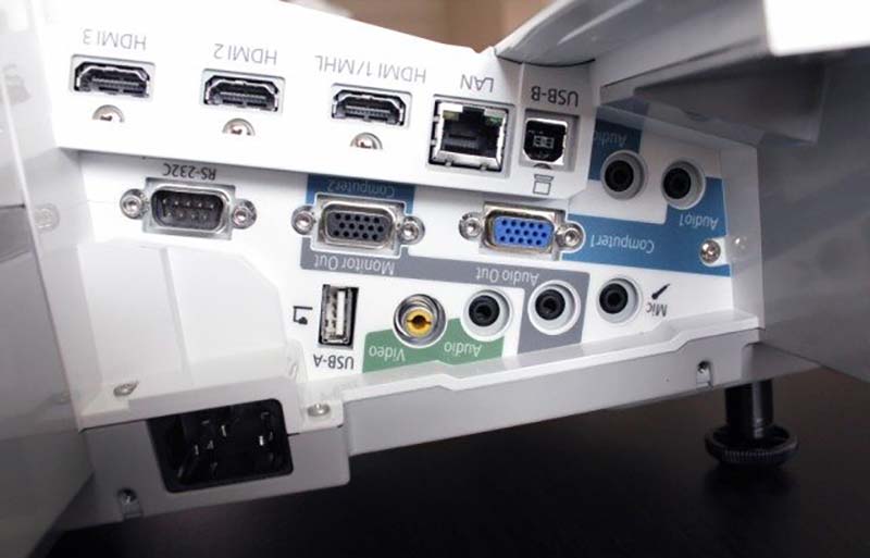 Epson-PowerLite-680_Inputs-Connectors-Panel-e