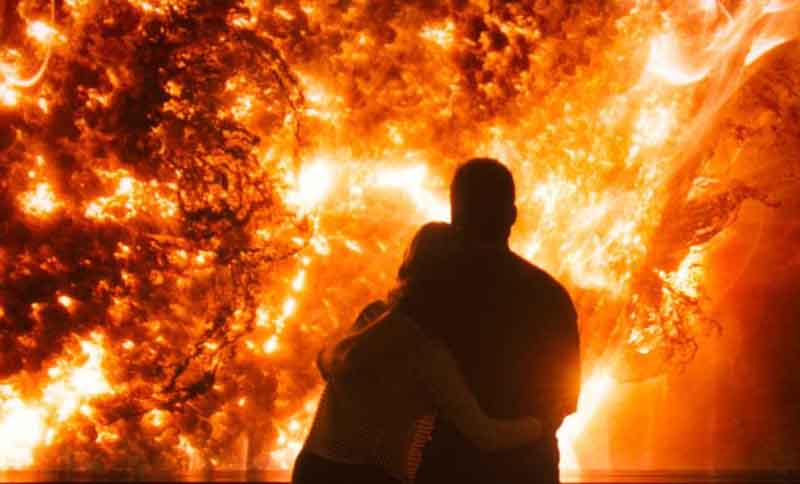 HU80KA_4K_passengers_couple_explosion