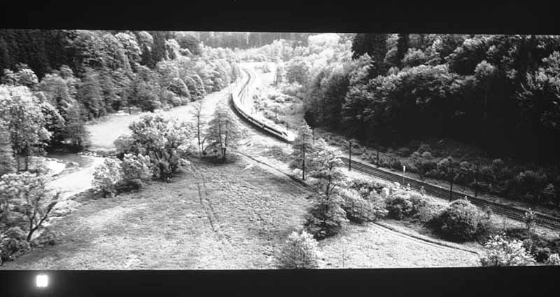 jvc-dla-x35_bond_train_large