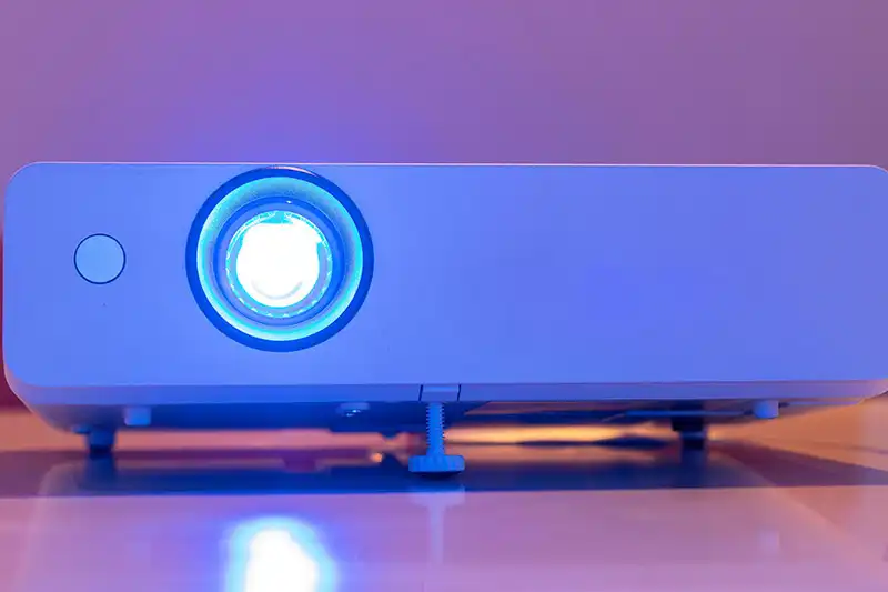 روشنایی و رزولوشن ویدئو پروژکتور