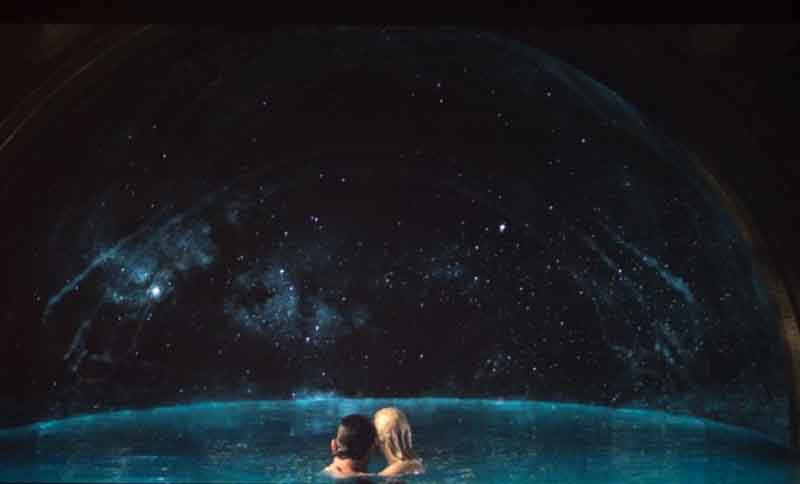 Optoma_UHD51A_4K-movies_passengers_couple_pool